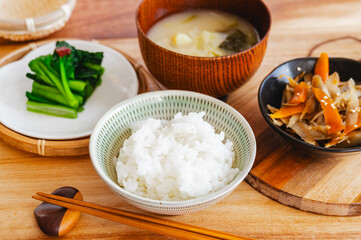 炊きたてご飯と副菜