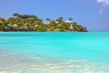 Fototapeta premium Luxury tropical villas on island coast with turquoise sea