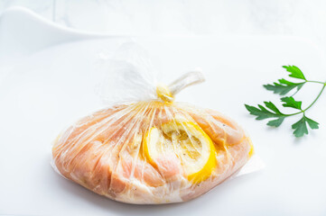 漬け込む鶏むね肉