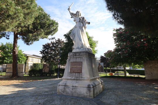 Statue repr&eacute;sentant le devoir civique, ville de Marmande, d&eacute;partement du Lot et Garonne, France
