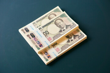 黒いテーブルに置かれた一万円札の札束