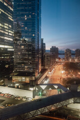 Obraz premium view of a bridge and a street on ground level below, with building around downtown