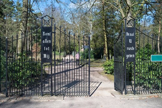 Entrance gate of the General Cemetery Vorden with the inscription "Komt allen tot Mij en ik zal u rust&ldquo; (Translation: "Come unto Me, and I will give you rest&rdquo;)