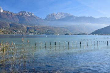 Le Lac d'Annecy dominé par la Tournette (alt 2350 m)