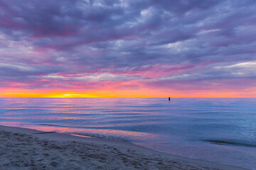 Krajobraz morski, relaks i zachód słońca na plaży nad Morzem Bałtyckim © anettastar