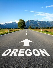 Naklejka premium Open highway leading to oregon with stunning mountain views