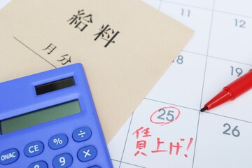 給料の賃上げ日に関するイメージ　カレンダーと封筒