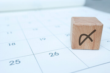 Fototapeta premium 締切日に関するイメージ カレンダー上に〆と書かれた木製ブロック