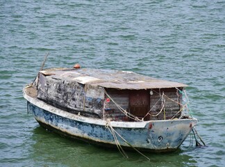 Alter Kahn anert im Meer