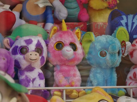 Kitschige Stoff-Figuren im Schaufenster