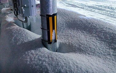 大雪に襲われた街の電柱