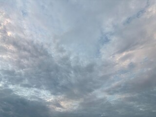 Obraz premium a sky filled with altocumulus clouds with a wavy pattern, creating an interesting texture in the sky. Sunset or faja, golden and grayish blue tones are suitable for backgrounds, atmospheric designs