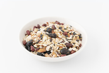 白背景にお皿に入った雑穀