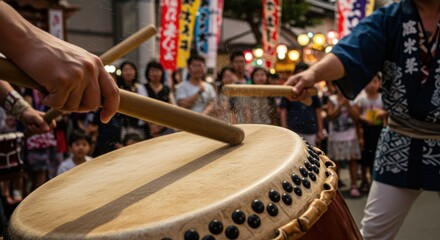 Fototapeta premium 祭りの太鼓を叩く演奏者のクローズアップ