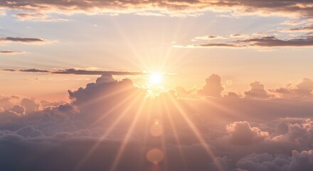 雲海と輝く太陽、空に広がる美しい光芒