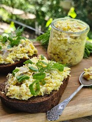 Forshmak. Sandwiches on a wooden background