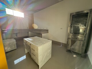 Interior de una edificacion de color blanco y mostasa 