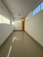 Interior de una edificacion de color blanco y mostasa 