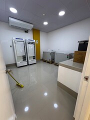 Interior de una edificacion de color blanco y mostasa 