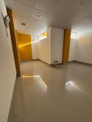 Interior de una edificacion de color blanco y mostasa 