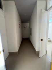 Interior de una edificacion de color blanco y mostasa 