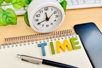 机の上で時間管理するイメージ
