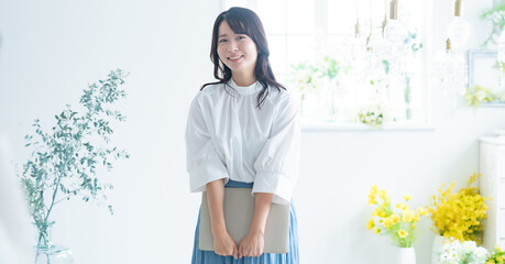 パソコンを持ち笑顔の若い日本人女性