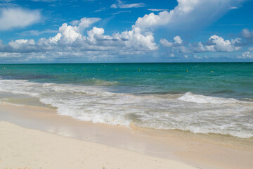 vista de la costa en un a playa de cancun mexico, bella vista del mar y las olas