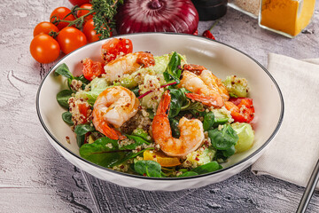 Salad with prawn and quinoa
