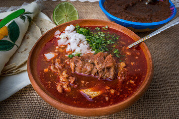 Plato de birria mexicana. Caldo de res