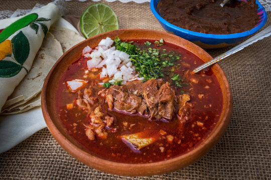 Plato de birria mexicana. Caldo de res