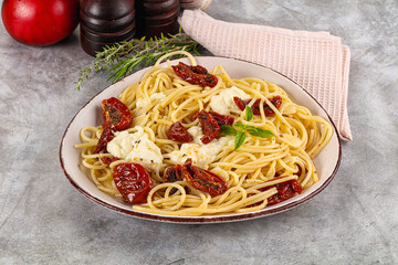 Italian spaghetti with stracciatella and tomato