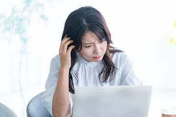 頭を抱える女性