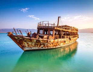 Vitrage gordijnen Rusty ship wreck at sunrise © Anugrah