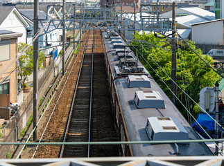 橋から見下ろす鉄道車両