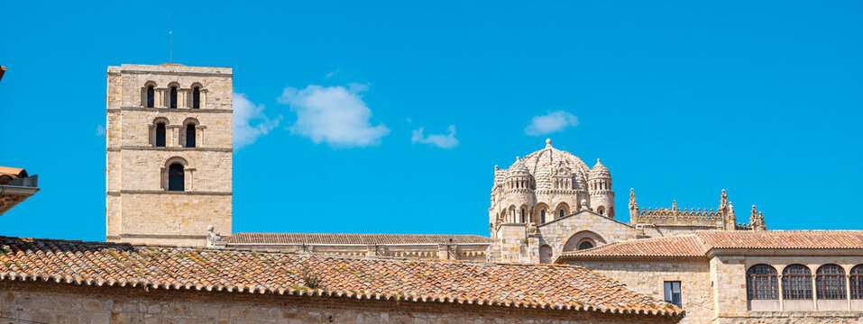 Campanario y cimborrio de la catedral rom&aacute;nica de Zamora sobre los tejados de las casas, Espa&ntilde;a