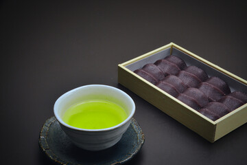 やわらかい餅をなめらかなこしあんで包み込んだ、美味しい銘菓の和菓子を日本茶と共にいただく