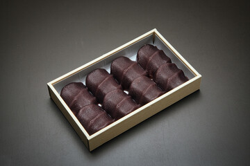 やわらかい餅をなめらかなこしあんで包み込んだ、美味しい銘菓の和菓子を日本茶と共にいただく