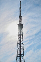 Obraz premium A Communications Tower Stands Tall and Proudly Against a Bright and Clear Blue Sky Above It