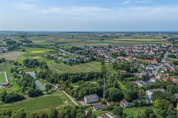 Naklejka premium Blick zur niederbayerischen Gäuboden-Landschaft bei Osterhofen an der Donau