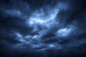 Obraz premium Heavy thunderstorm cloud formations are very dark during sunset