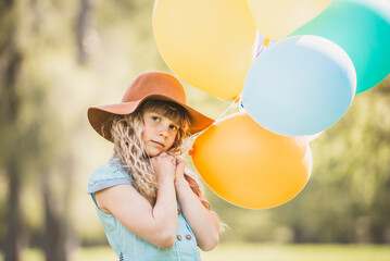 Kind / Mädchen / Luftballons