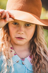 Mädchen / Kind / Gesicht / Hut