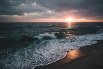 Obraz premium Dramatic Sunset Over Coastal Waves
