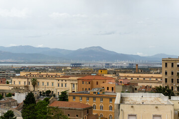 Veduta di Cagliari dal Bastione di Saint Remy, con panorama sui tetti e pale eoliche