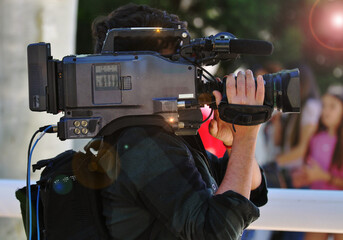 Camarógrafo filmando con cámara profesional de vídeo un programa de TV