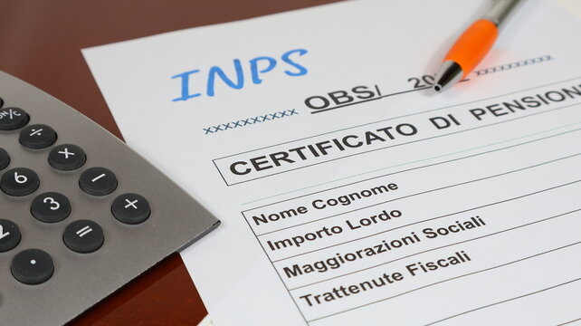 Certificato di pensione INPS OBS Spazio per fotocopia ravvicinata sul foglio da compilare sulla scrivania