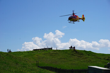 Bergrettung mit Helikopter im Sommer in den Alpen, Bergen © Wellness in Bavaria