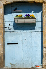 Porte bleue d'une maison ancienne dans le village de Lourmarin en Provence