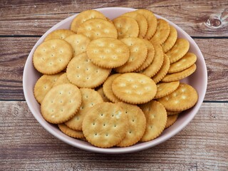 갈색 원형 모양의 크래커, 간식